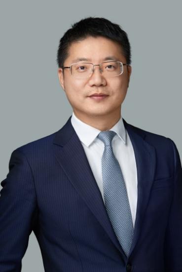 穿着西裝筆挺的男子描述已自動生成