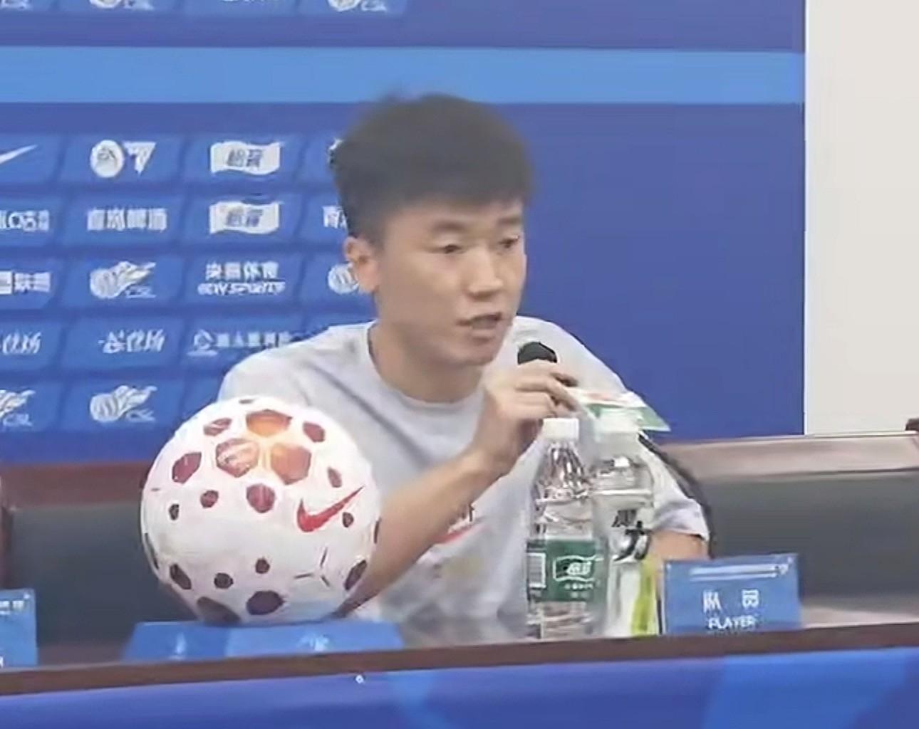 人类笼中大战机器人铁血战士：机器人一套组合拳KO对手 还不忘耍帅