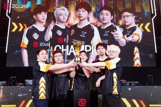 智界R7焕新款实车曝光：半隐藏门把手加运动尾箱 余承东称本月就开订