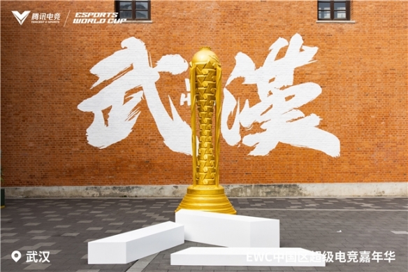 俩人趴到无人物流车顶搭便车！新石器官方回应：配合调查 已启动三项改进