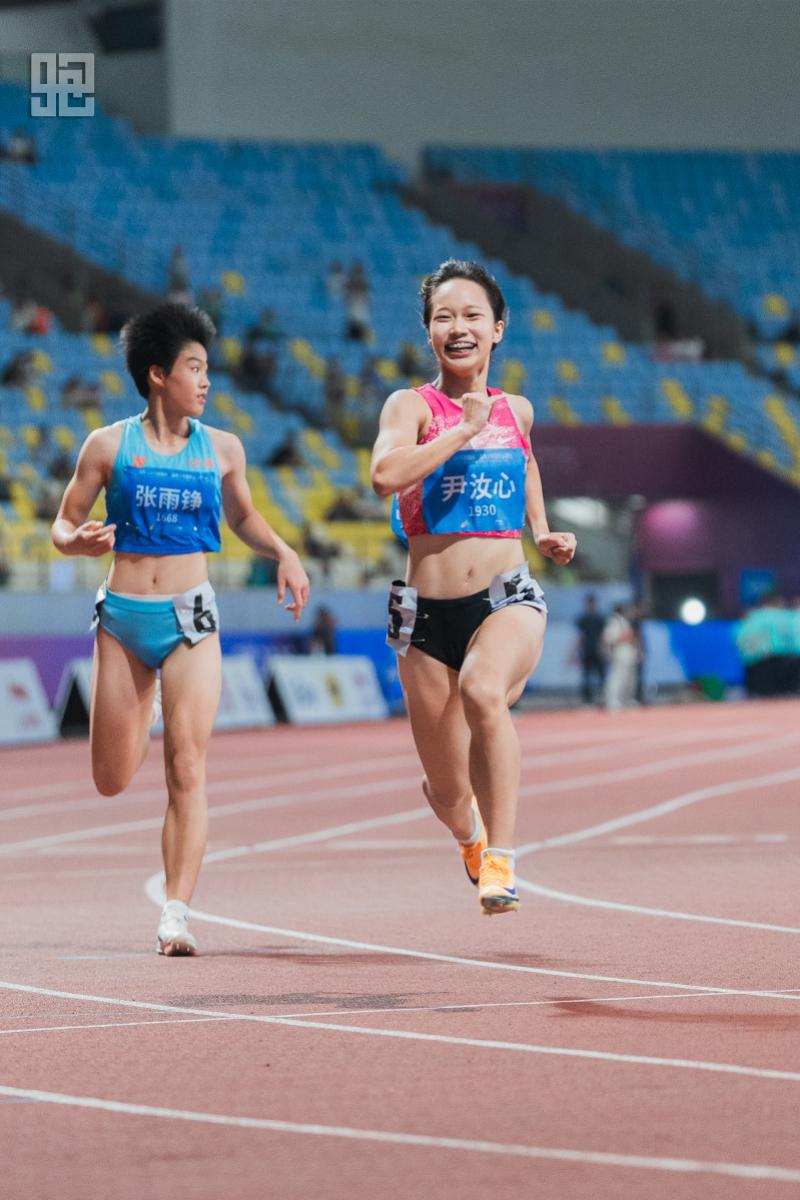 一日双金！深圳小将尹汝心刷新个人最佳，加冕青运会百米冠军